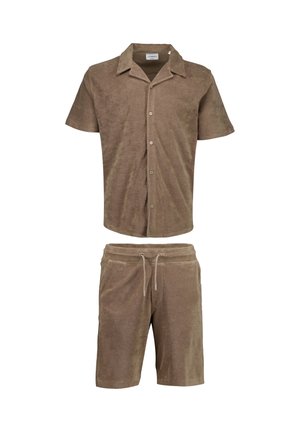 Bruin overhemd met korte mouwen en knopen, gecombineerd met bijpassende shorts met trekkoord, beide gemaakt van zachte badstof.