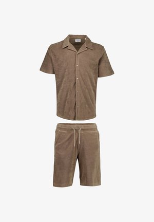 Braunes kurzärmeliges Hemd mit Knöpfen, kombiniert mit passenden Shorts mit Kordelzug, beide aus weichem Frottee-Stoff gefertigt.