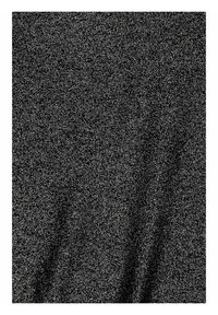 Svart tyg med en texturerad yta, prytt av ett prickigt mönster med vita prickar, som verkar enhetligt och mjukt i fall och känsla.