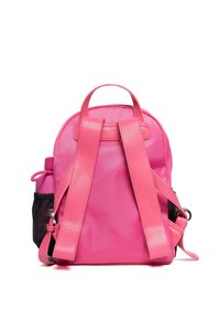 Różowy plecak wykonany z gładkiego materiału syntetycznego, wyposażony w regulowane paski, górny uchwyt oraz boczną siateczkową kieszeń na butelkę z wodą.