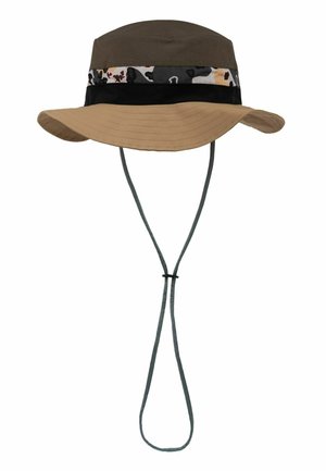 Sombrero tipo bucket marrón bicolor con banda de camuflaje y correa ajustable para la barbilla sobre fondo blanco.