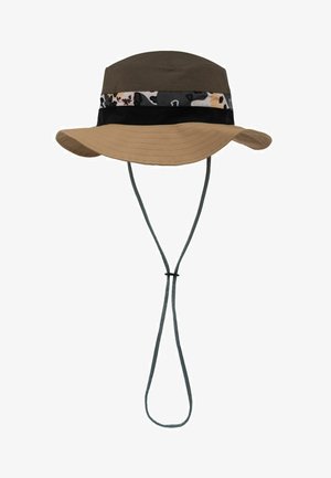 Sombrero tipo bucket marrón bicolor con banda de camuflaje y correa ajustable para la barbilla sobre fondo blanco.