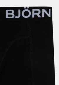Crne bokserice imaju široki elastični pojas s natpisom "BJÖRN" u bijelom. Glatka tekstura s ravnim šavovima za udobnost.
