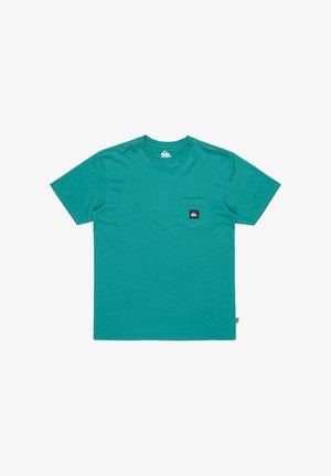 Teal t-shirt made of cotton, featuring a round neck, short sleeves, a chest pocket with a black logo patch, and a straight hem.