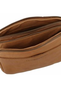 Borsa in pelle marrone con tre scomparti con cerniera, texture liscia e un logo impresso discreto su un lato. L'interno è foderato in tessuto.