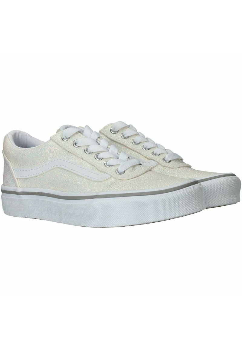 Sneaker bianchi con finitura glitter, caratterizzate da un design a collo basso, punta rotonda e lacci bianchi. Suola in gomma testurizzata e accento laterale.