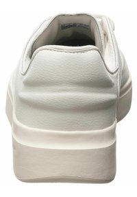 Sneaker bianco in pelle sintetica con texture liscia, tacco arrotondato e suola spessa bianca. Caratterizzato da un design minimalista e senza marchi visibili.