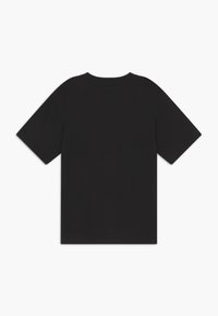 Černé tričko s krátkým rukávem vyrobené z bavlny. Design s kulatým výstřihem, hladká textura a žádné viditelné logo nebo vzor.