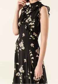 Černé květinové šaty s volánkovým výstřihem a detaily na ramenech. Obsahují bílé a krémové květinové vzory, dobře padnoucí korzet a rozšířenou sukni.