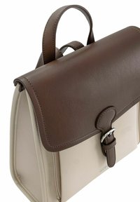 Brązowa skórzana torebka o usztywnionej formie, z płaskim klapą, jasnobeżowymi akcentami i srebrnym detalem z klamrą. Podwójny uchwyt.