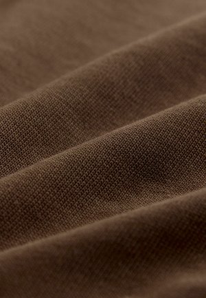 Hnědá tkanina, se vzorem tkaní, která má texturovaný povrch s viditelnými vlákny a jemným leskem. Materiál vypadá měkce a ohebný.