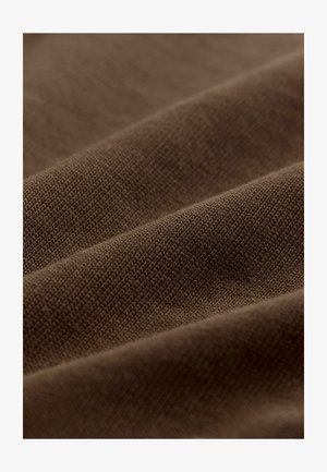 Brun vävd tyg med en texturerad yta med synliga fibrer och subtil lyster. Materialet verkar mjukt och smidigt.