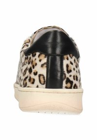Sneaker con stampa leopardata, retro in pelle nera, superficie texture e suola color crema. Presenta una punta tonda e un design minimalista.