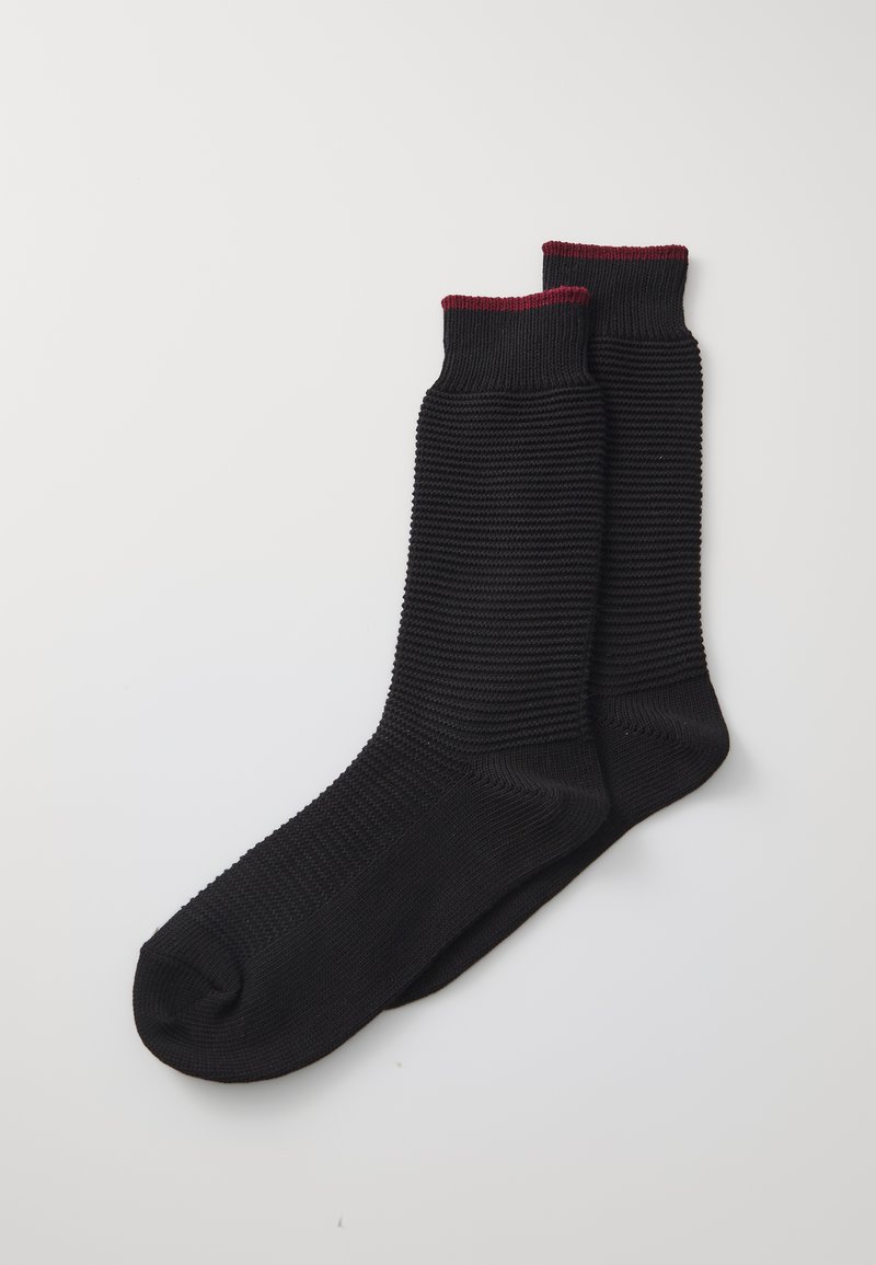 Calcetines de algodón negros con textura acanalada y un borde burdeos en la parte superior. Diseñados para la comodidad y versatilidad.