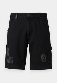 Pantalones cortos de cargo de mezclilla negra con un corte relajado, que presentan parches desgastados, bolsillos frontales y bolsillos de cargo laterales para mayor utilidad.