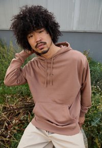 Jordan Mikina s kapucňou - archaeo brown black