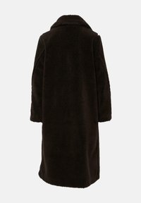 Cappotto lungo marrone in tessuto peluche e texture, con ampio collo e spalle scese. Caratterizzato da un taglio dritto e spacchi laterali.