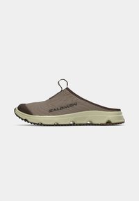 Mulesko i brunt og beige, med quiltet overdel, gummisåle, buet form og bakre løftestropp. Har "Salomon" merke.
