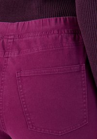 Damart COURT GABARDINE EXTENSIBLE - Pantalones - purple