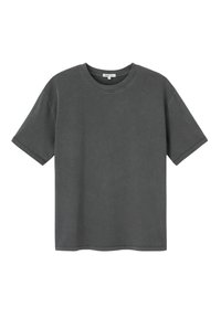 T-shirt gris foncé à manches courtes en coton, avec un col rond et une coupe décontractée, présentant des coutures minimales et sans motifs visibles.