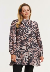 Langærmet bluse med en sløjfekrave, der har et pink og sort bølget zebra mønster og en knaplukning foran. Fremstillet af letvægtsstof.