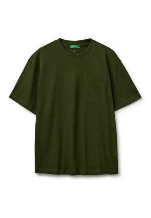 T-shirt in cotone verde scuro a maniche corte con scollo rotondo e una piccola tasca sul petto sinistro.
