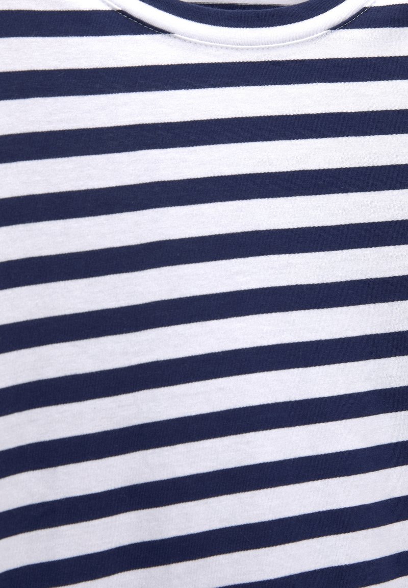 Tessuto a strisce orizzontali blu navy e bianco con scollatura tondeggiante, probabilmente parte di una camicia o di un top.