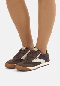 mtng SNEAKERS - Zapatillas - marron