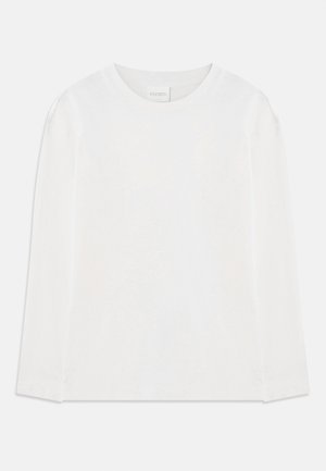 Camisa blanca de manga larga con cuello redondo y etiqueta "CLOSED" en el cuello, colocada plana sobre un fondo blanco.
