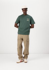 Penfield FOREFOUNDER MOUNTAIN BACK - Apdrukāts T-krekls - cilantro