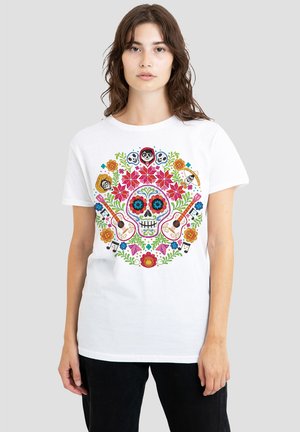 Weißes Baumwoll-T-Shirt mit einem bunten Design eines Totenkopfes zum Tag der Toten, umgeben von Blumen, Musikinstrumenten und dekorativen Elementen.