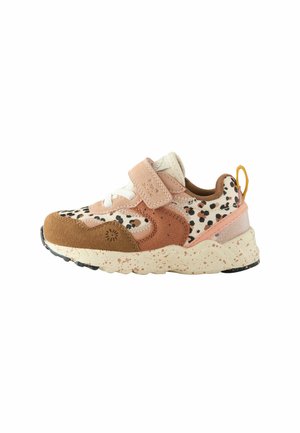 Velcro-Sneaker mit gepunktetem Muster, rosa und braunen Wildlederakzenten, einer gesprenkelten Sohle und einer Schlaufe an der Ferse für einfaches An- und Ausziehen.