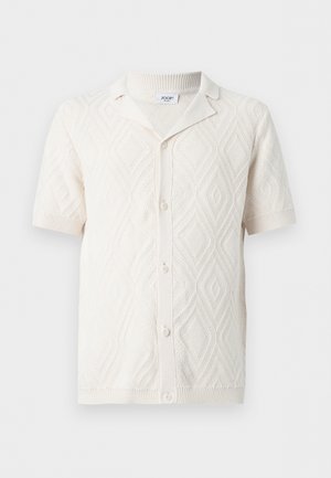 Lühikeste varrukatega kreemjas kootud särk geomeetrilise teemantmustriga, nööpidega ees ja avatud kraega, JOOP! teksakollektsioonist.