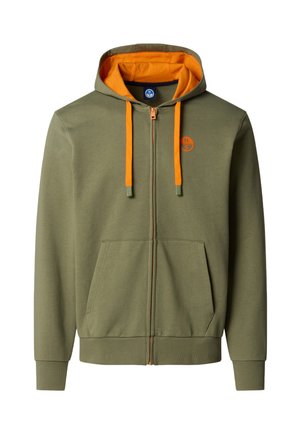 Sweat à capuche zippé vert olive avec doublure de capuche orange, cordons orange, poches avant et un petit logo rond orange sur le côté gauche de la poitrine.