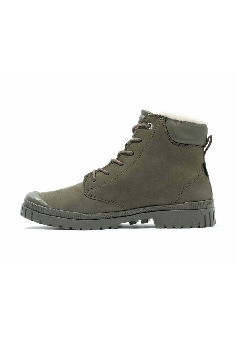 Bottes chevilles vert olive avec une finition en suède, dotées d'une doublure en fourrure douce, d'un bout rond et d'une semelle en caoutchouc texturée avec des rainures profondes.