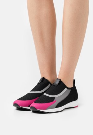 Černé sportovní slip-on boty s síťovým svrškem, se zvýrazněním v růžové a šedé barvě, texturovaným povrchem a lehkou bílou podrážkou.