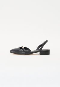 Chaussure slingback en cuir noir avec un bout pointu, petit talon bloc et sangle ajustable avec un accent doré. Texture lisse.