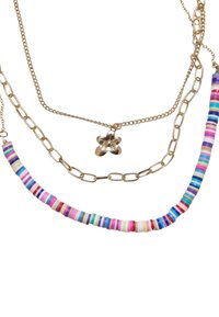 Lagrat halsband bestående av guldkedjelänkar och färgglada pärltrådar, med en blomcharms. Pärlorna har olika livfulla färger.