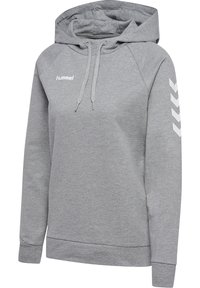 Sudadera con capucha gris hecha de tela suave, que presenta un bolsillo frontal, capucha con cordón y un logotipo blanco en el pecho, además de un patrón en forma de chevrón en la manga.