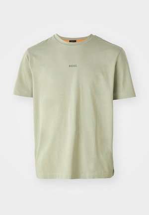 T-shirt à manches courtes olive en tissu doux, avec un col rond et un petit logo "BOSS" imprimé au centre.