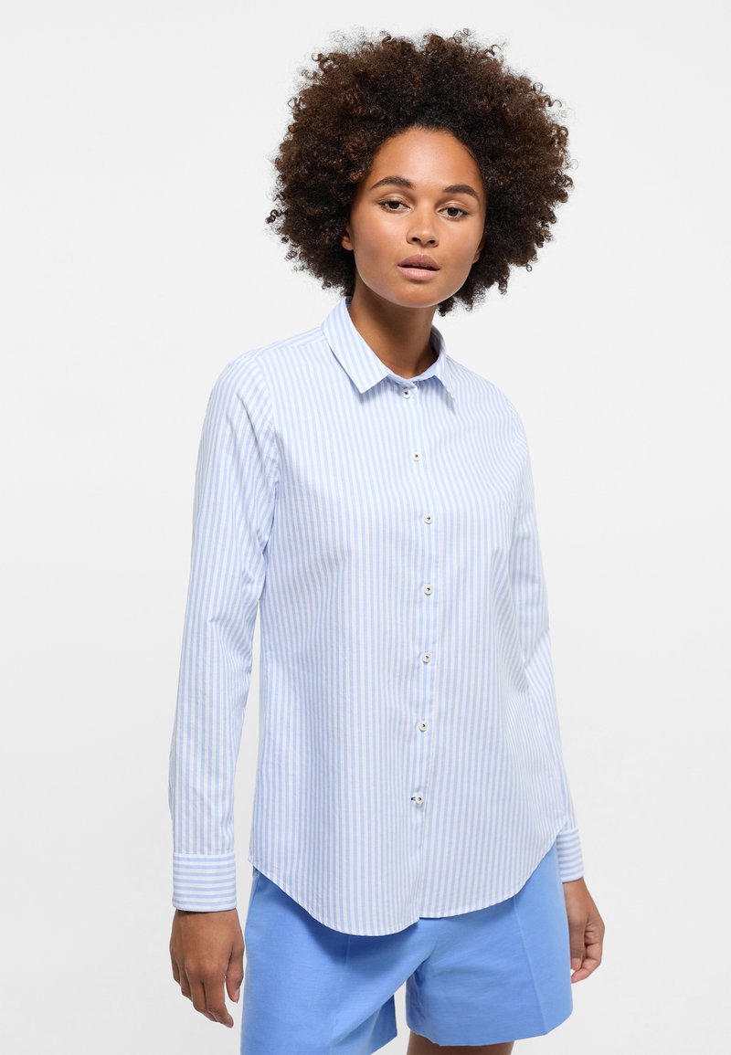 Hellblau-weiß gestreifte Button-up-Bluse mit langen Ärmeln und spitzem Kragen, ausgestattet mit einer glatten Textur und kleinen Knöpfen.