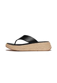 Zwarte leren flip-flop sandaal met een brede band, voorzien van een gestructureerde espadrille-stijl wig zool en een glad zwarte voetbed.