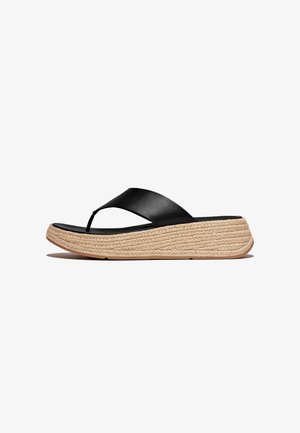 Zwarte leren flip-flop sandaal met een brede band, voorzien van een gestructureerde espadrille-stijl wig zool en een glad zwarte voetbed.