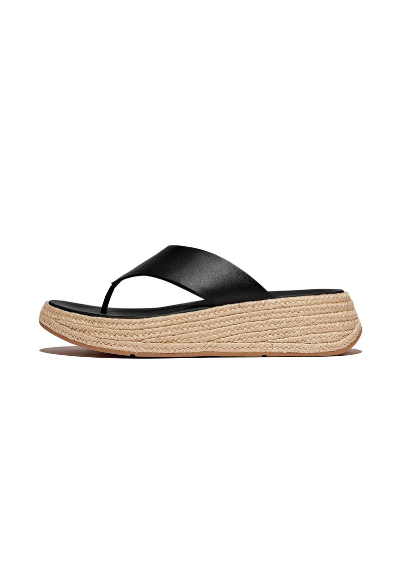 Zwarte leren flip-flop sandaal met een brede band, voorzien van een gestructureerde espadrille-stijl wig zool en een glad zwarte voetbed.