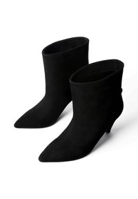 Czarne zamszowe botki do kostki z ostrym noskiem i niskim obcasem. Projekt charakteryzuje się gładką teksturą oraz krojem powyżej kostki.