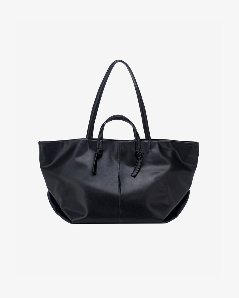 Zwarte tote bag van soepel nepleer, met twee lange handvatten en een eenvoudig ontwerp met een nette, gestructureerde vorm.