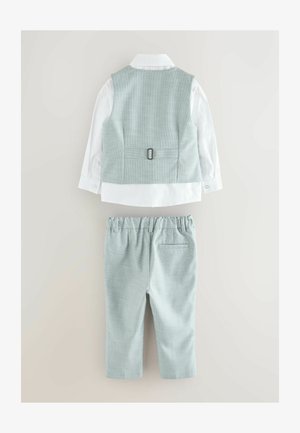 Svetle modrý dětský oblek s vestou na nastavení vzadu, pasujícími kalhotami a bílou košilí s dlouhým rukávem na jednobarevném pozadí.