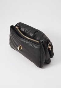 Borsa a pochette in pelle nera con superficie testurizzata, con zip dorata e un accento metallico sul fronte. Forma rettangolare compatta.