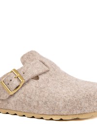 Sabots en feutre marron avec une boucle en métal doré, surface texturée, ouvert à l'arrière et semelle nervurée beige clair.