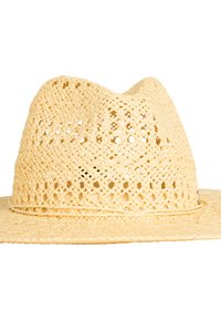 Slamáček se širokým okrajem, s tkaným vzorem a pevně tvarovanou korunkou. Barva je světle béžová s jemnou texturou.